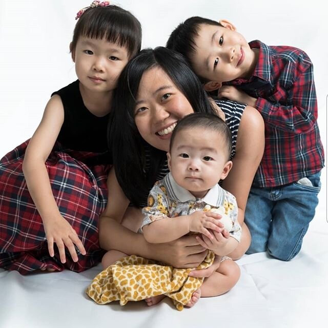 Family photoshoot right inside my living room! I am blessed with 3 beautiful children. If you are a parent, you will definitely agreed with me that kids grow up really fast! We as parents always hope to capture them at every stages of their growing u