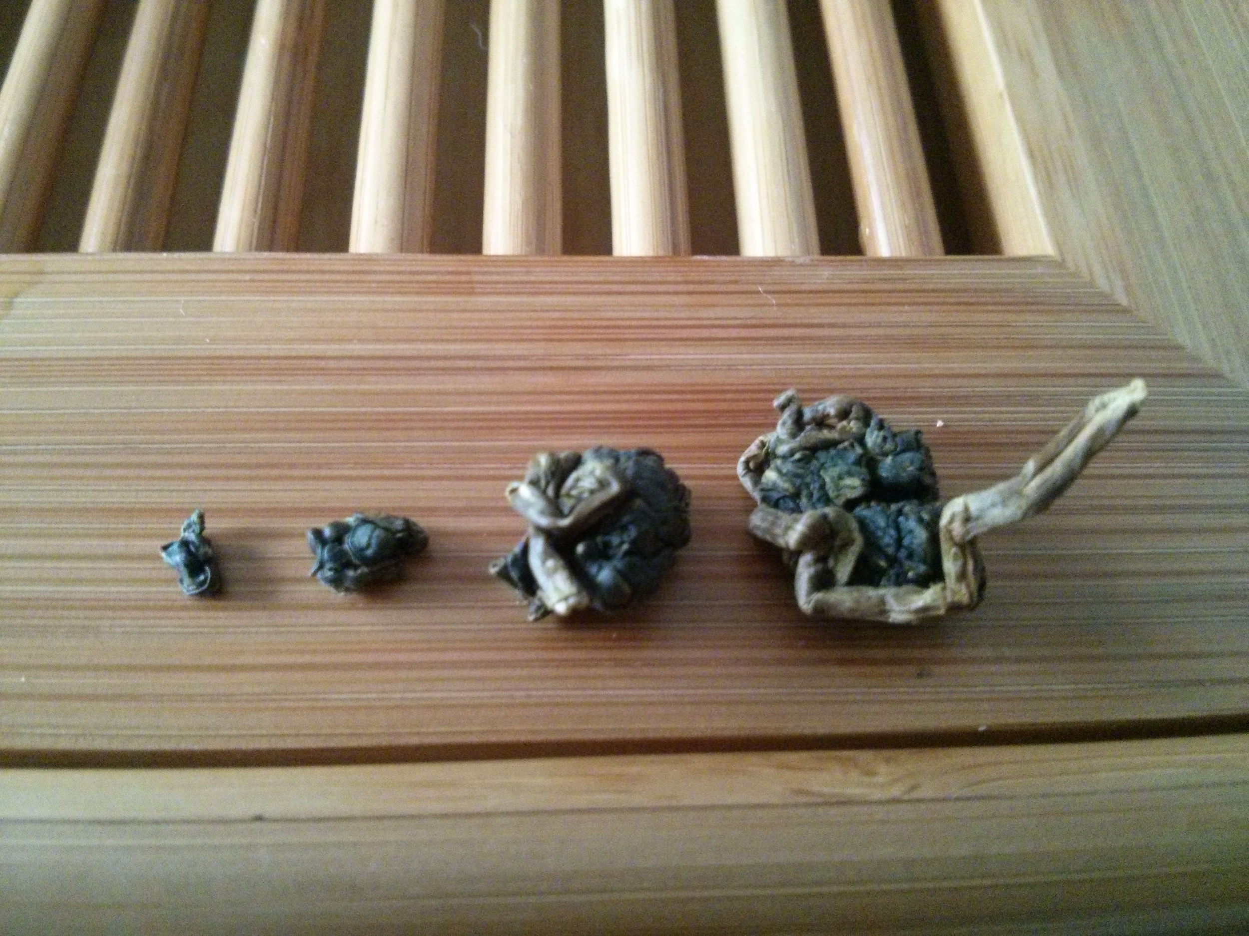 I went ahead and found some samples to demonstrate my dismay. The one second from the right is the ideal oolong tea spherical roll. I had to filter out a lot of dust and debris during the rinsing process. This is a case example on why you should rinse your tea!