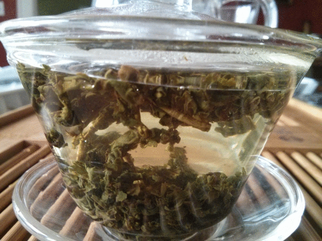 This is a time lapse of the second infusion. I love how oolong tea explodes to fill up space, extracting the flavor and taste from all of the tea surface area. This tasting was a great way to demonstrate the rationale behind some gongfu brewing techniques.