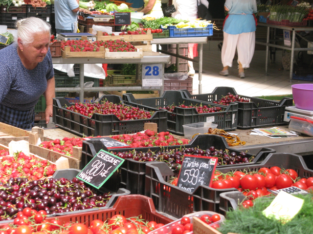  Delicious fruit - strawberries at only £1.50 a kg!!!!