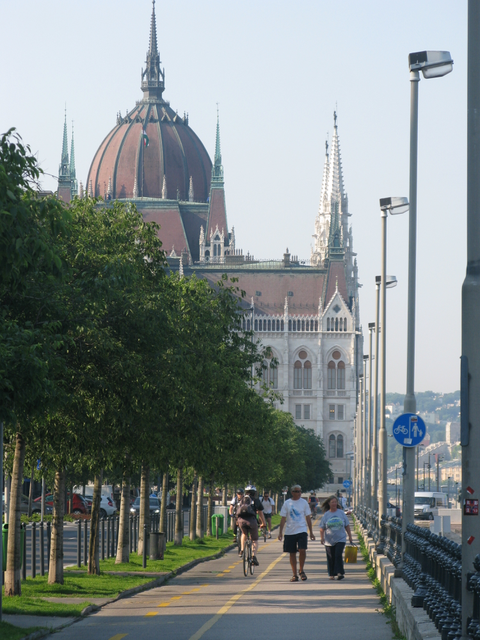  Early morning walk along the banks of the Danube towards Parliament Buildings