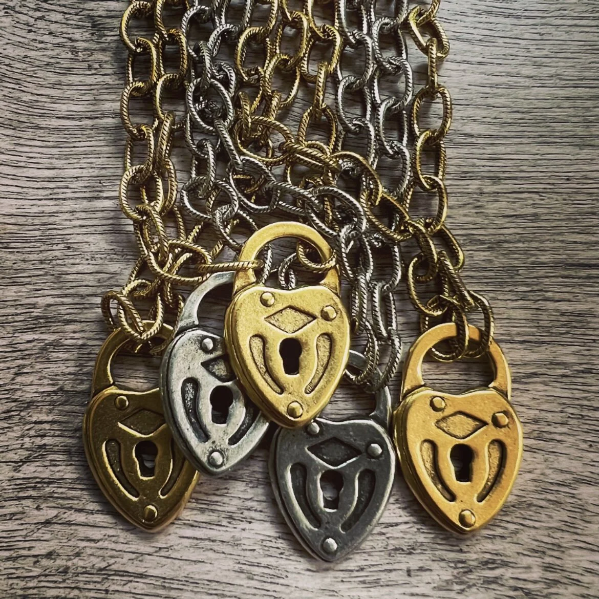 8DAC5C7B-546F-4BF5-9DCF-C9F9B8D52663