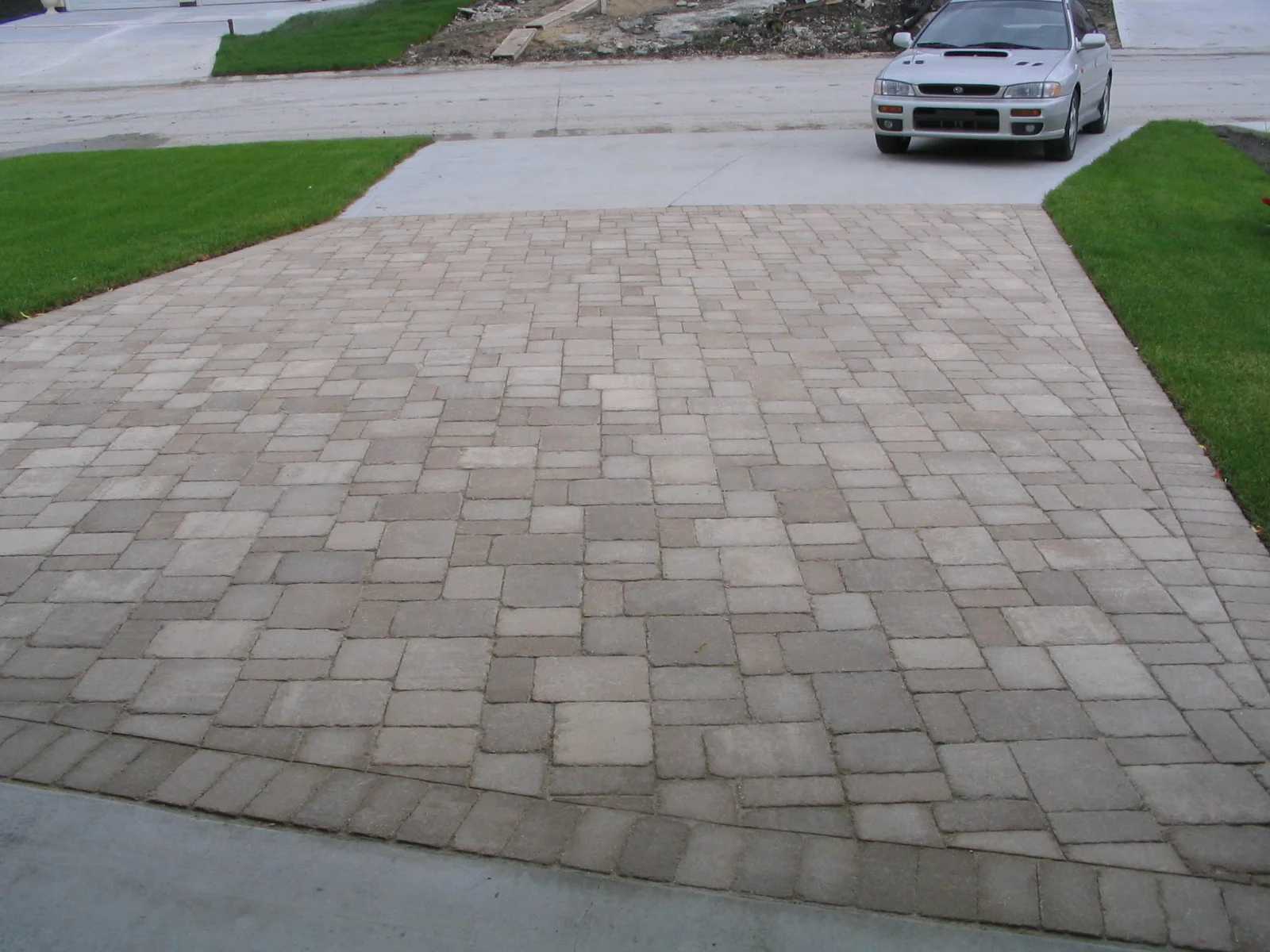 buff roman driveway 3 brick random pattern.JPG