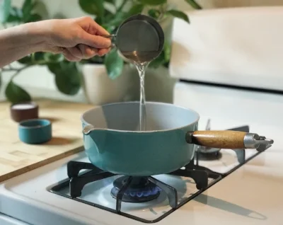 In a pot, bring 1 C water to a boil, then turn to a simmer. 