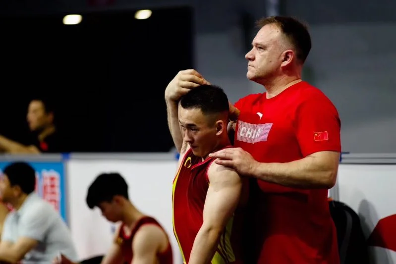 Coach Esa helping Xiao Ruoteng w/recovery