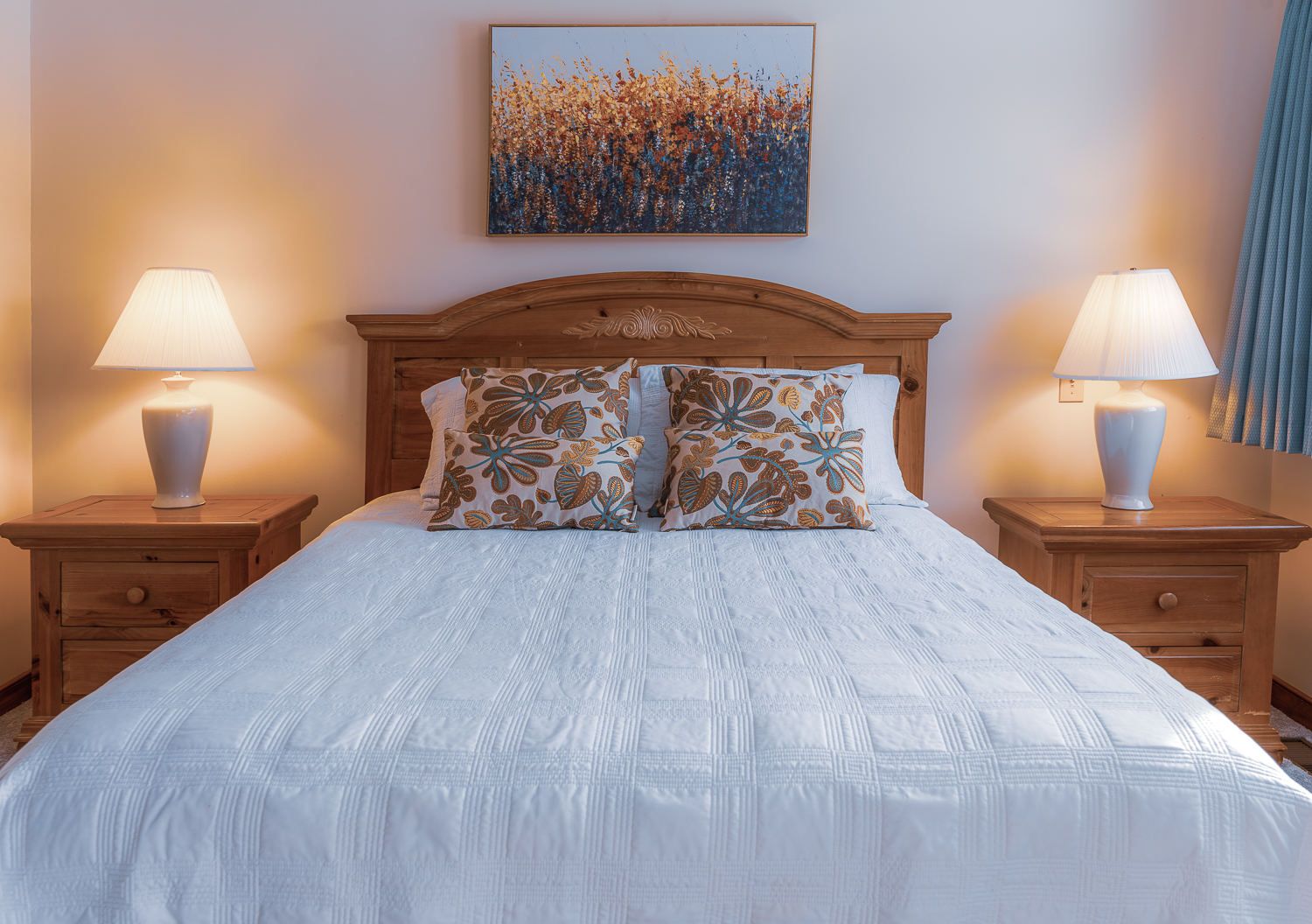 Single Queen Room.jpg