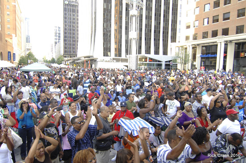 Large crowd on City Plaza applauding Main Stage performance