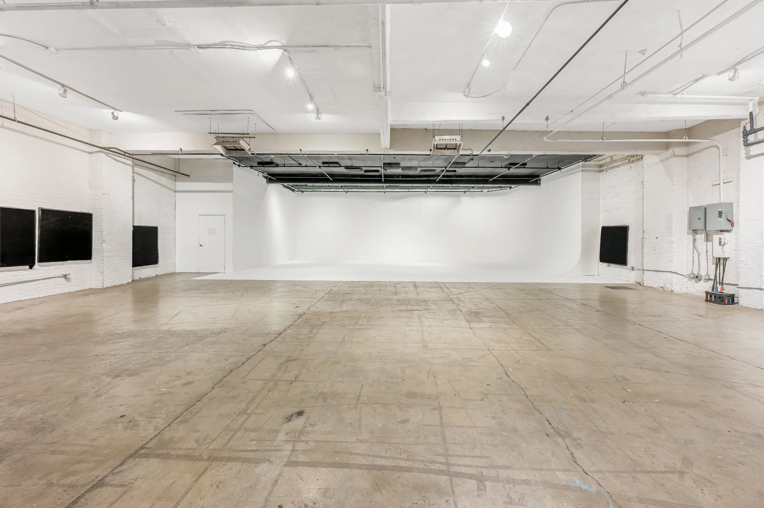 be-electric-soundstage-white-three-wall-cyc-nyc.jpg