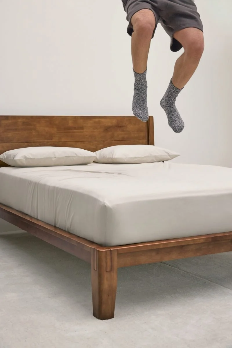 2-ClassicBed_Walnut_Jumping_Boy_2098-800x1200.jpg