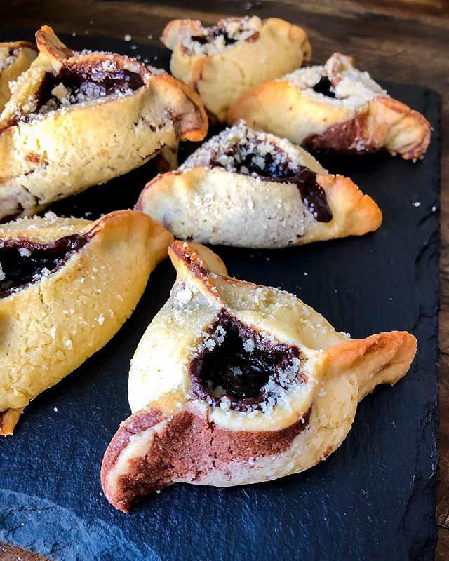 It takes a village... First @sarahbokchin shared the recipe a couple of years ago that I base all my best hamantaschen recipes off of.
Then @kitchentested helped me come up with the idea and trouble shoot this recipe
@annamglatt proved an excellent neighbor and tested batch 1 .
And @jewinthecity was also an excellent neighbor and tested batch 3 the final batch!
So without much further ado, I present BABKATASCHEN! A two toned dough with gooey molten chocolate center and streusel crumb on top.
Check out the recipe on @grandandessex feed today!
Go teamwork!! 🤜🏻🤛🏻 #partner
#feedfeed #food52grams #baking #dessert #hamantaschen #purim #kosher #jewish #cookie #chocolate #thebakefeed