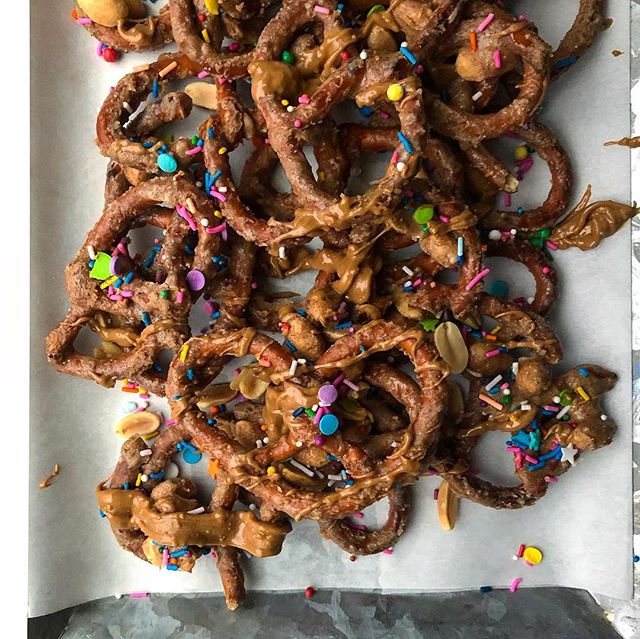 You know what’s cool? Sprinkles. Obviously.
You know what’s also cool? Less than 10 ingredients and 10 minutes to put together this adorable and addictive cookie butter coated pretzel recipe. Also, it makes a bunch so it’s good for mishloach manos and eating in bulk.
Find the recipe on @kosherdotcom.
#pretzels #snack #sprinkles #snackfood #pretty #sprankles