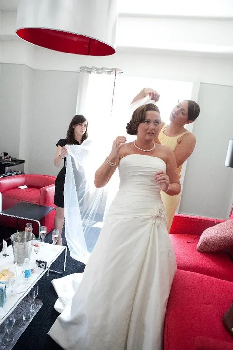Helping the bride put on her veil! (Photo: 1.Art Beauty Life)