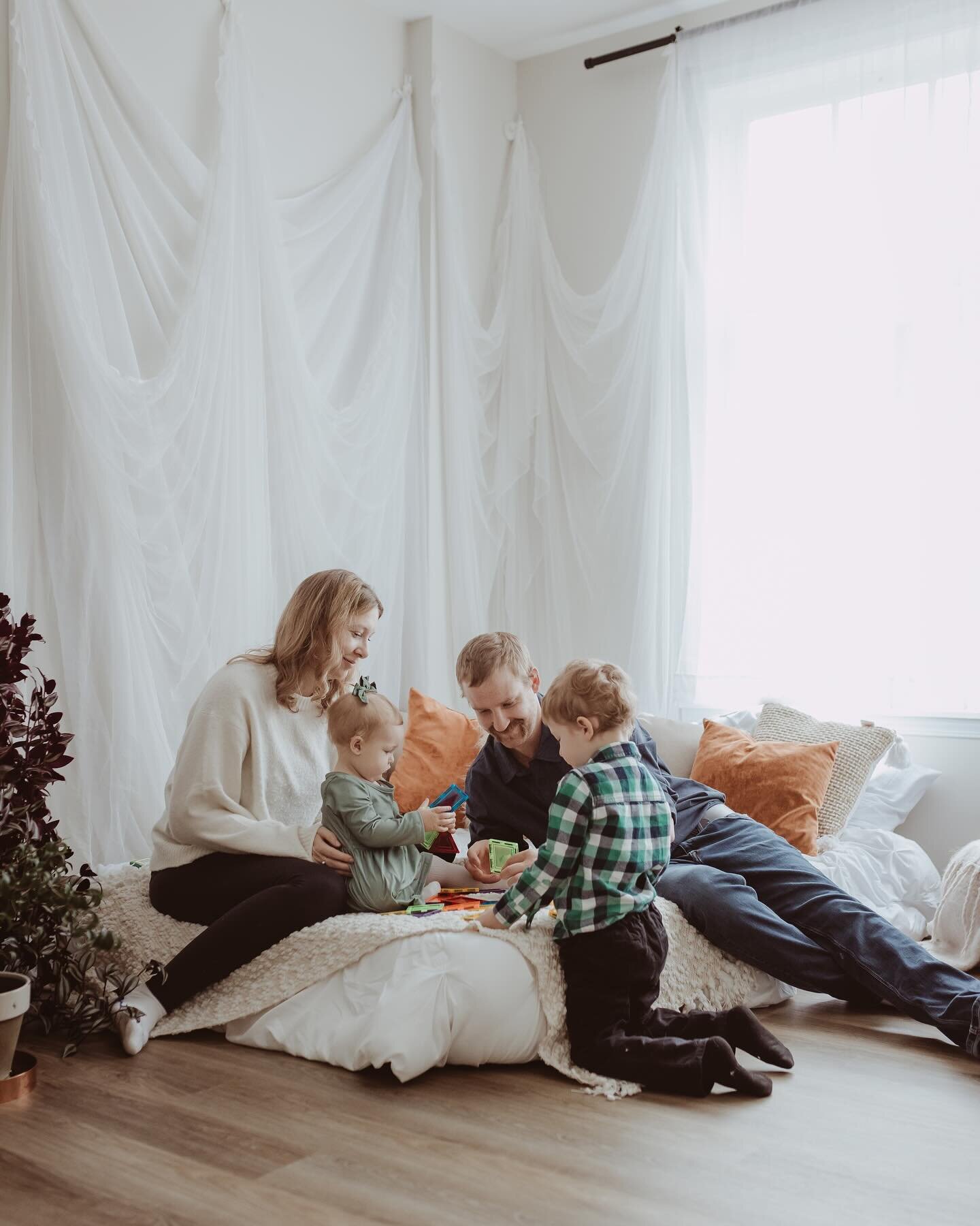 Time really does fly and our kids grow up in the blink of an eye. So, why not freeze those precious moments in time? 🕰️ Today, I&rsquo;m sharing a little secret to getting those genuine smiles and candid moments during family shoots - bring their fa