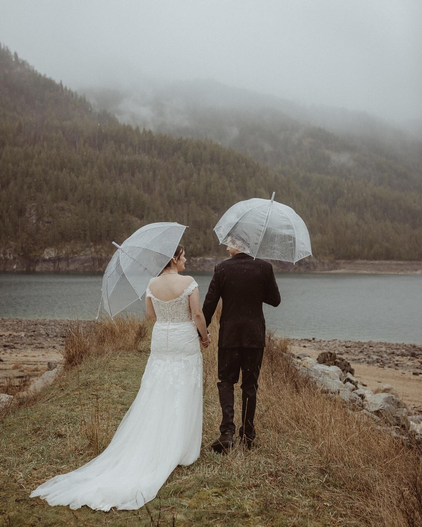 They met in the rain and got married in the rain. I&rsquo;d say yesterday&rsquo;s weather was kinda perfect, despite getting a tad bit wet! Besides, it&rsquo;s good luck to have rain on your wedding day! 🍀☔️💍 

Congratulations J&amp;J! I&rsquo;m so