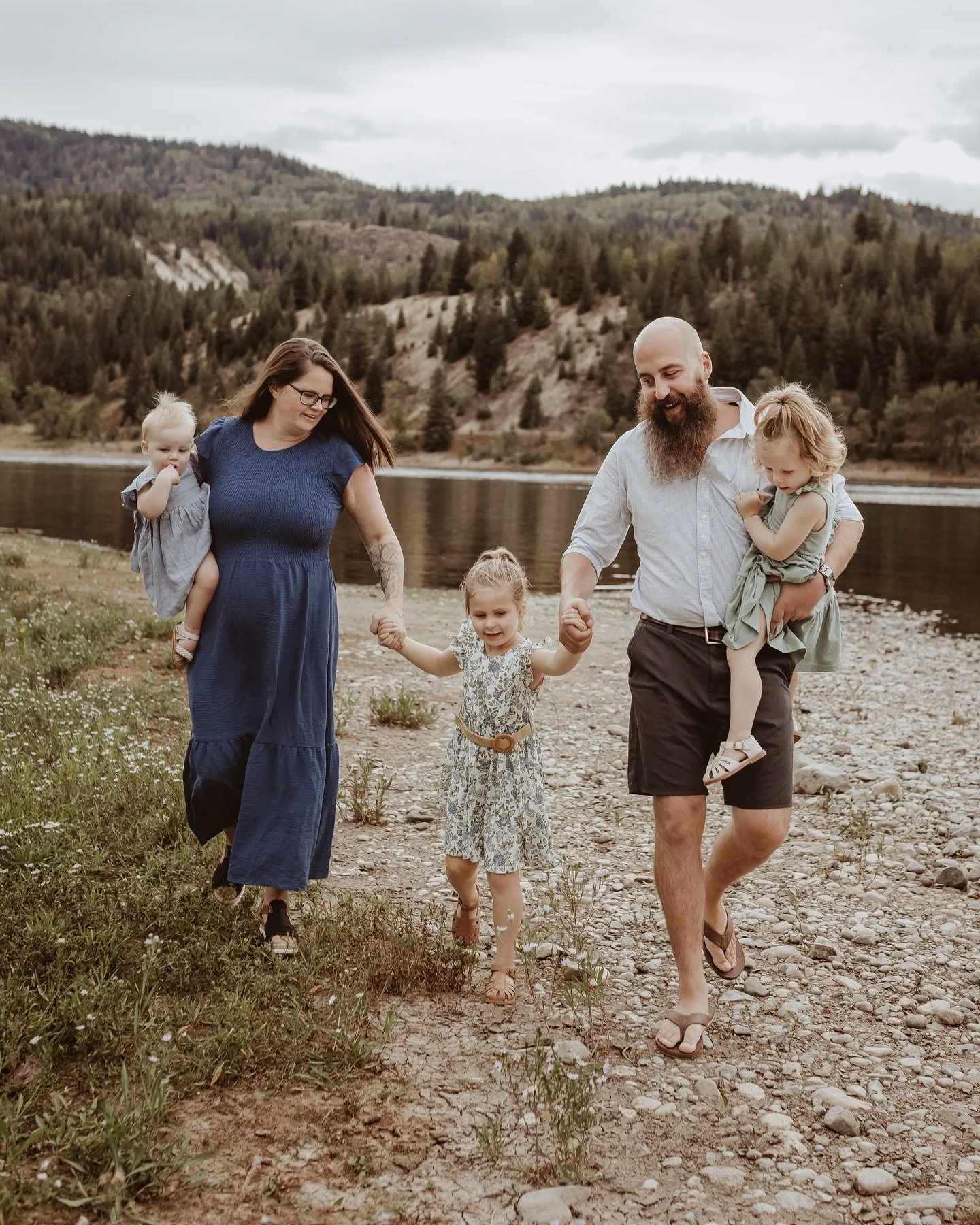 This extended family session was so sweet! Watching families grow and being able to capture those special moments is one of the greatest joys of my job. π₯° It’s such a gift to see how families evolve over the years, and I’m always honored