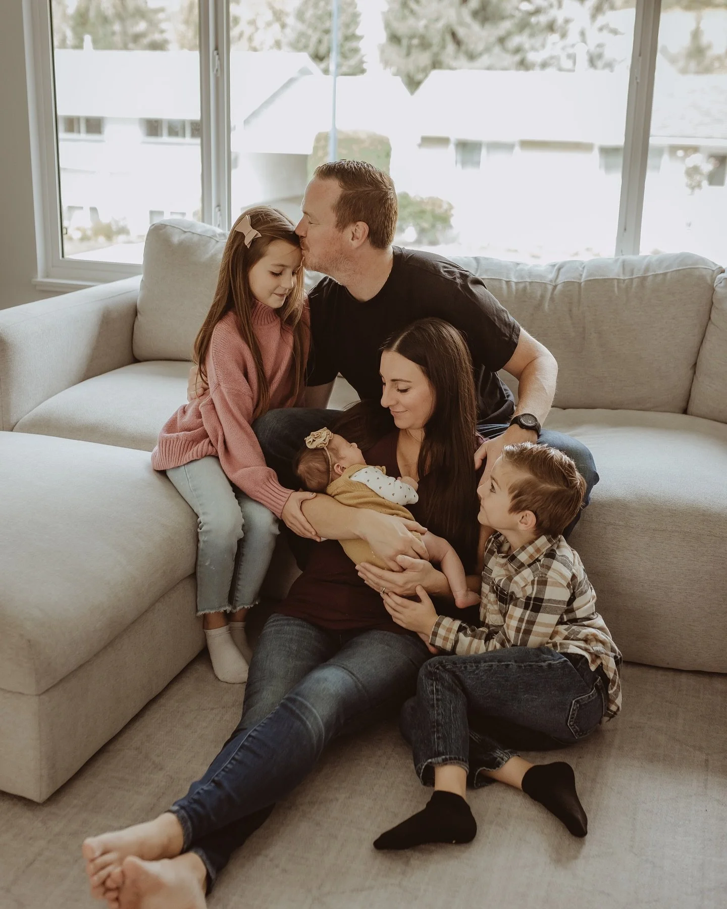 Welcoming the sweetest little baby girl to the world! β¨ It was such a joy capturing this at-home newborn session—so many heart-melting moments with her incredible big siblings, who were already pros at helping take care of her. Thank you for ha