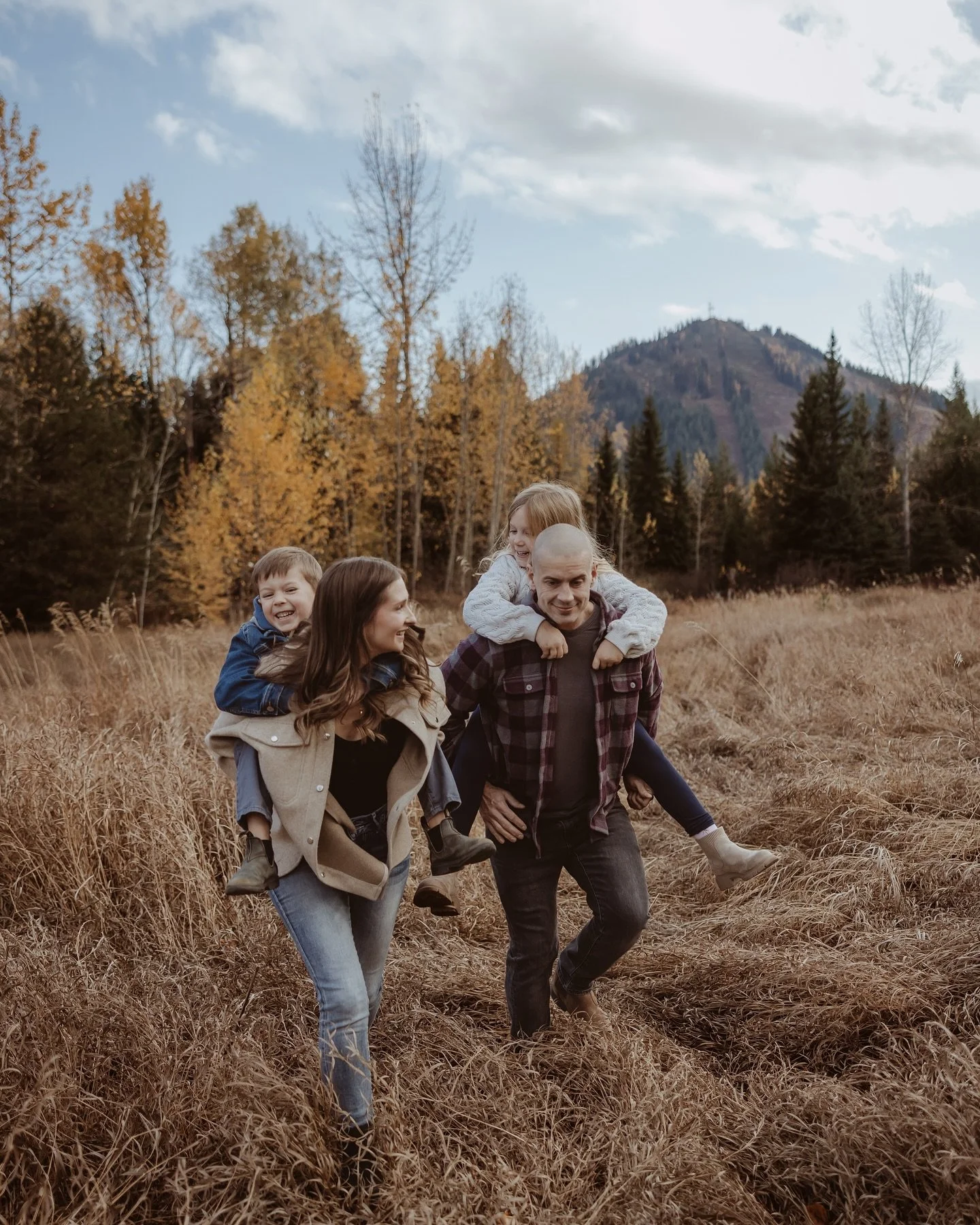 My crew π
Thank you @wanderlustphotographyca for capturing our family so perfectly this fall! Love you!! π₯° 
Edited by me.