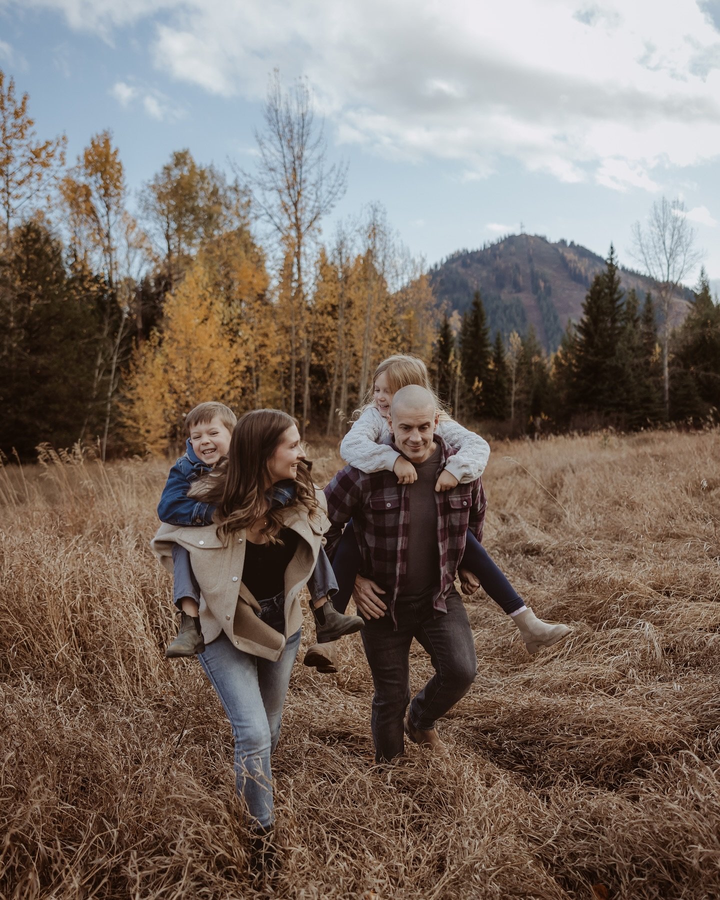 My crew 💕

Thank you @wanderlustphotographyca for capturing our family so perfectly this fall! Love you!! 🥰 

Edited by me.