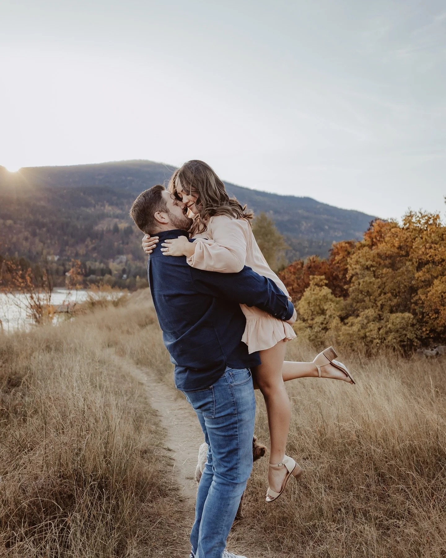 That awkward third wheel reporting for duty!
“We’re so awkward in photos” — hands down the most common thing I hear before a session starts, especially during engagement shoots. And honestly? It’s usually coming from co
