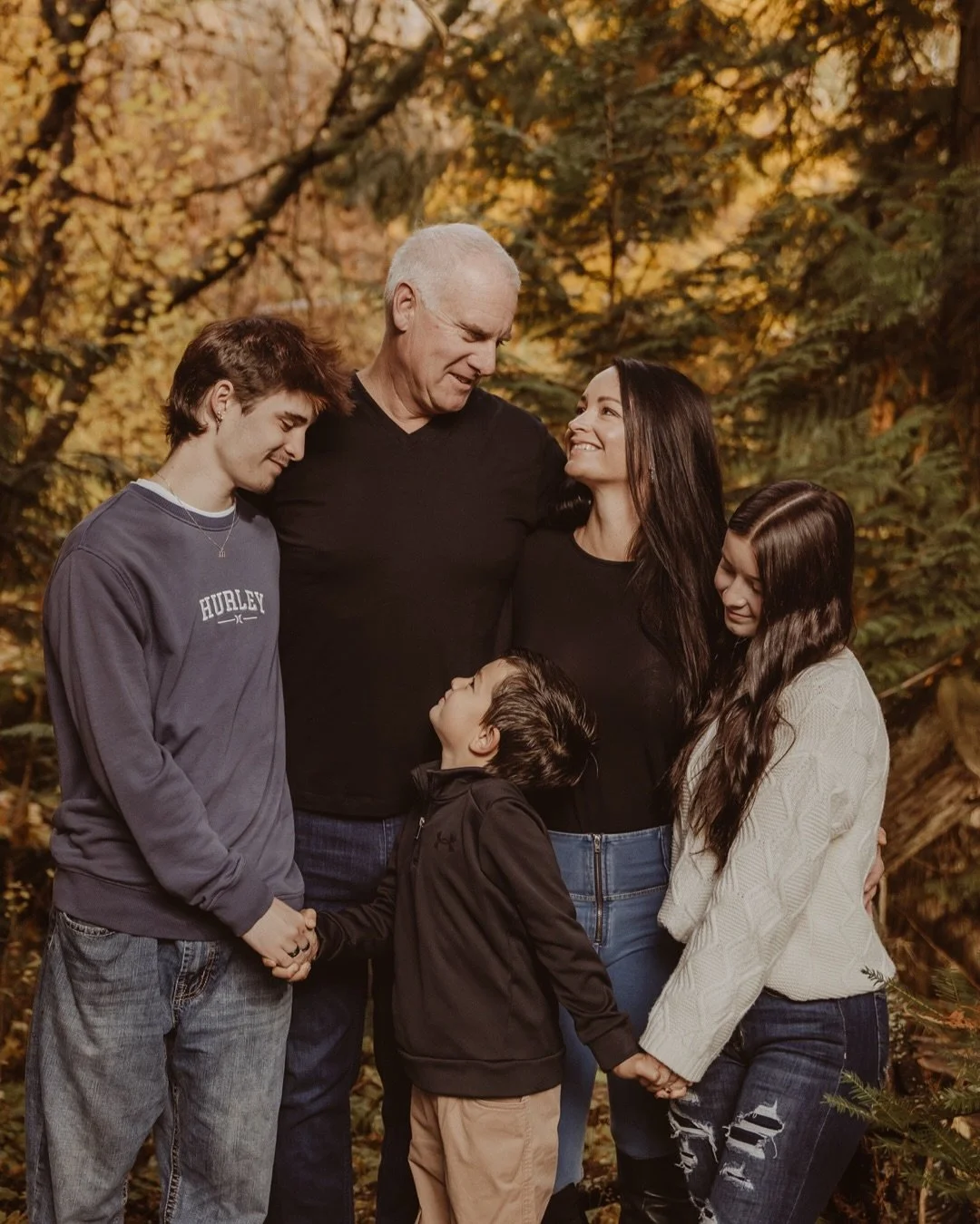 Let’s talk about choosing the perfect location for your session!
First off, I’m always up for a new spot and a little adventure. While I won’t be scaling mountains or driving hours on end, I’m all ears when it comes to findin