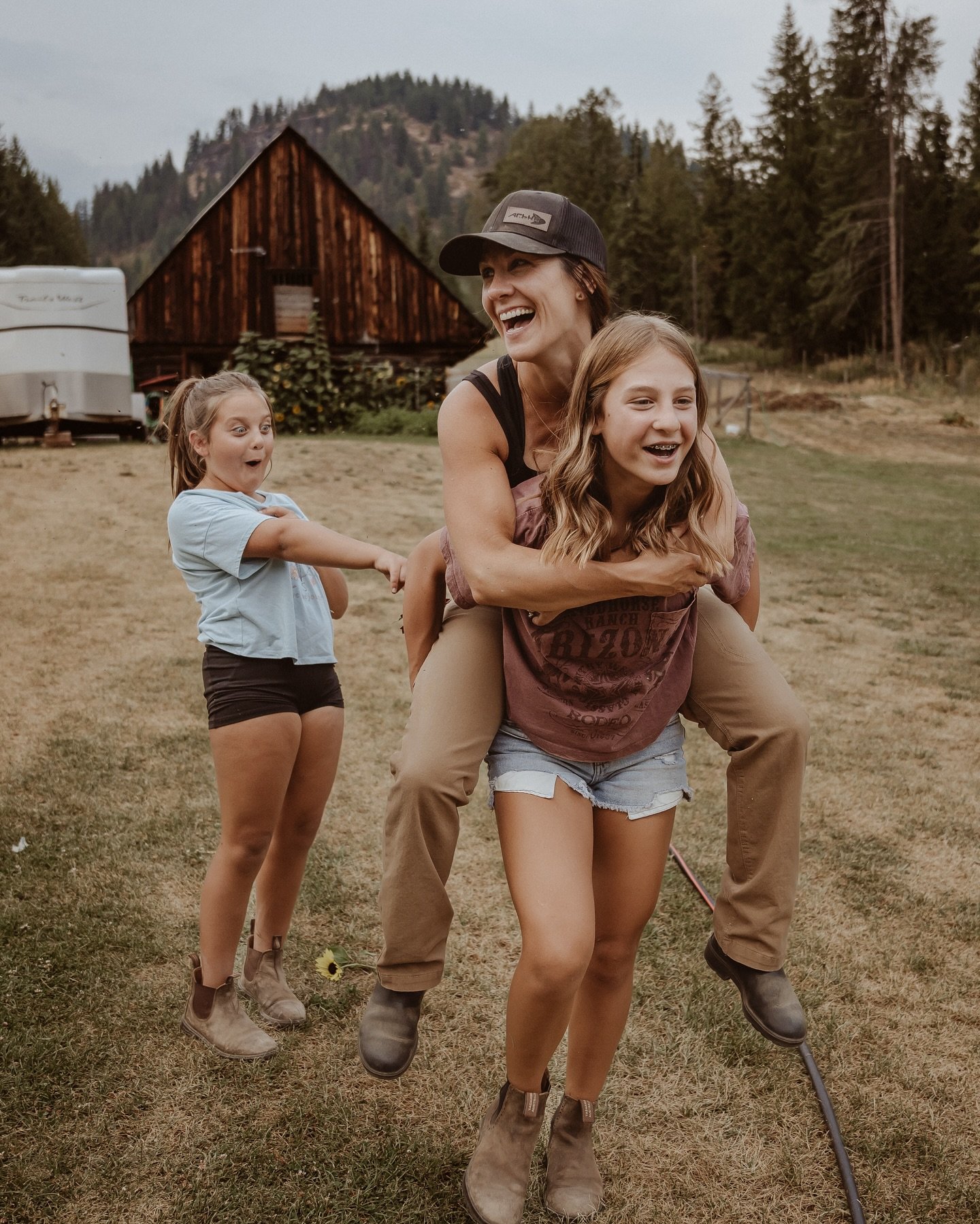 Summer was made for Along for the Ride sessions ☀️ These super chill, go-with-the-flow sessions are all about capturing your family just being you. Whether it&rsquo;s hanging out at the farm, hitting the beach, wandering through the woods, or grabbin