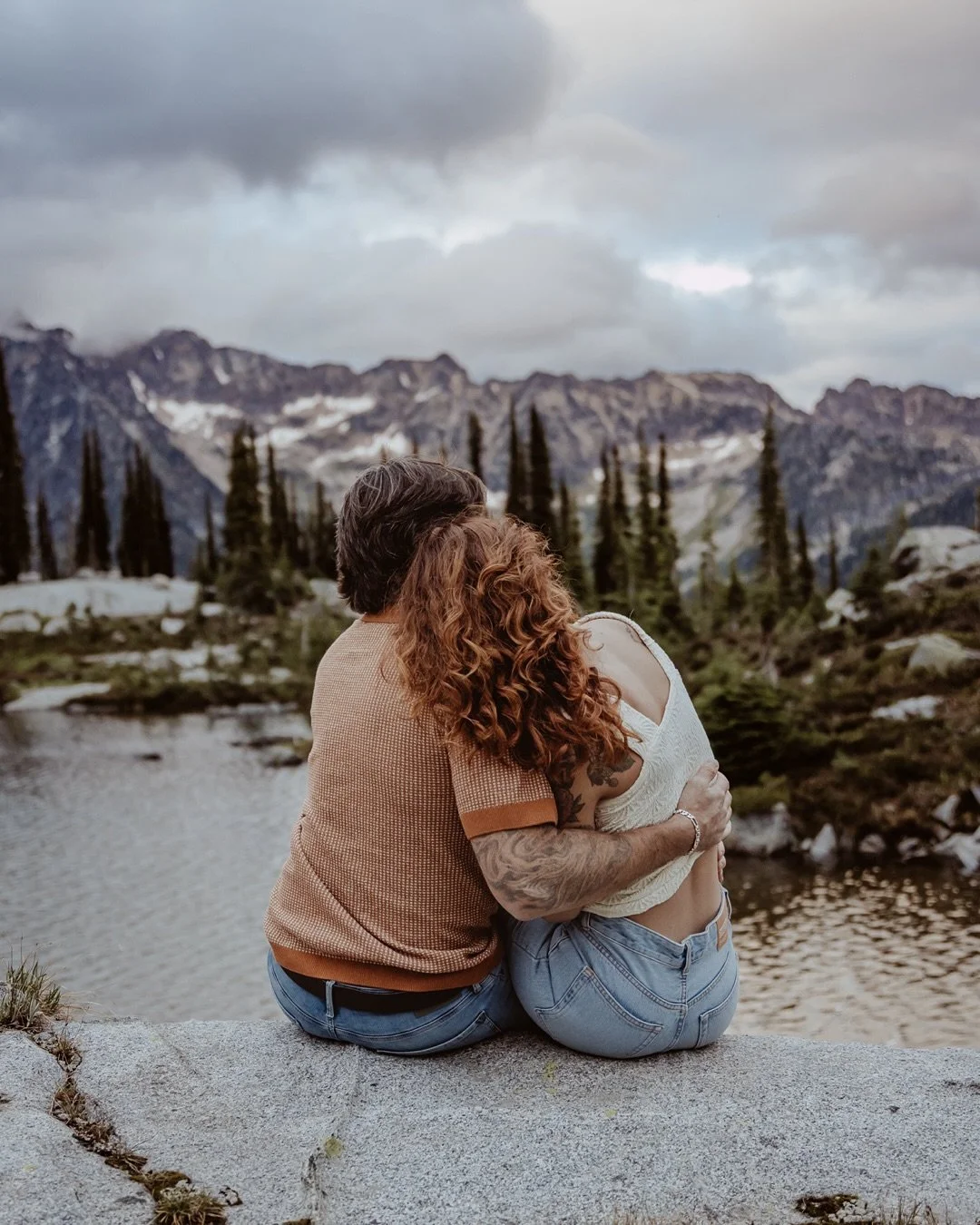 10/10 would recommend hopping in a helicopter with the love of your life and flying off to a mountain peak for views that will knock your socks off 🚁✨ Bonus points if you bring your photographer along (hi, 👋).

The best part? My 8 &amp; 10 hour wed