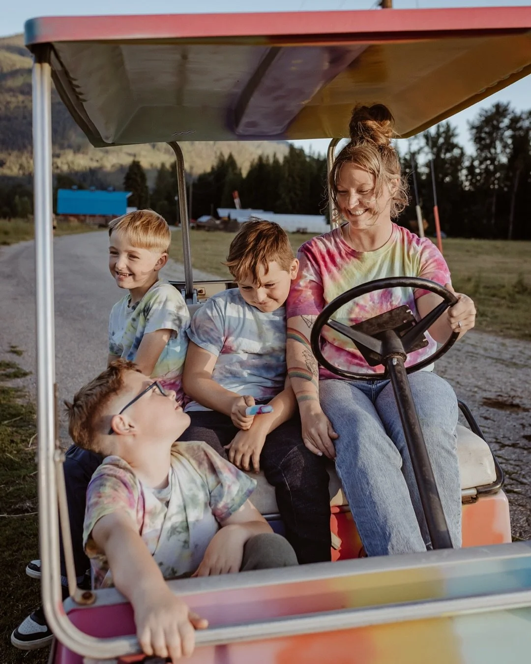 When the family session includes tie dye and a rainbow golf cart, you know it&rsquo;s going to be a good time ✌️

#kootenayphotographer #kootenayfamilyphotographer #westkootenayphotographer #wildchild