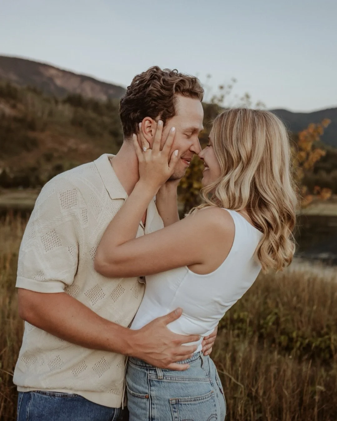 Still here. Just living life and occasionally forgetting Instagram exists 🫠

Throwing it back to late summer with this ridiculously cute couple, golden fields, sunset by the water, and all the warm, glowy feelings. They&rsquo;re getting married late