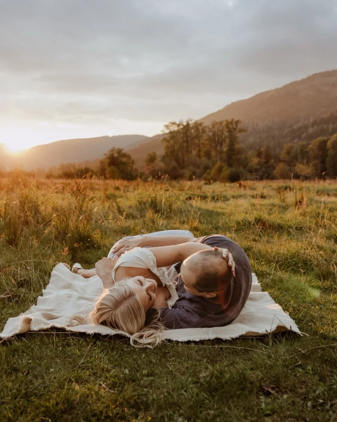 It&rsquo;s criminal I haven&rsquo;t shared these sooner!

The cows. 
The rope swing.
The sunset. 
The golden light.
Just an absurd amount of goodness packed into one evening 😍

#kootenayphotographer #westkootenayphotographer #kootenayweddingphotogra