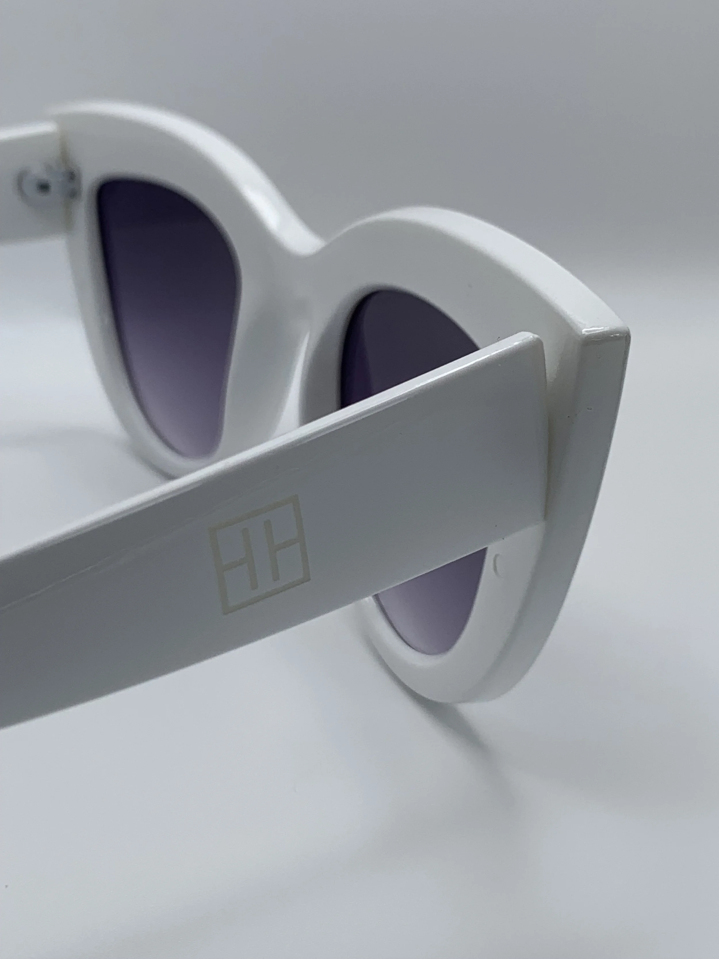 Joan sunglesses in white Logo detail.JPG