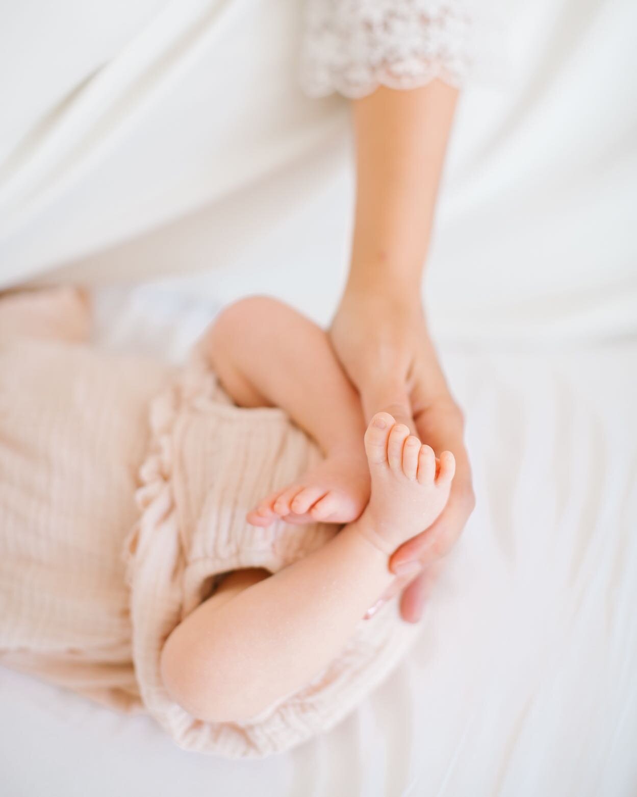 loads of new borns sessions are on the way and each time i cannot get enough of the tiny toes 👣🤗 #babiesbyyelijoe 
.
.
.
.
.
.

#thatsdarling&nbsp;&nbsp;#familysession #babyphotos&nbsp;#happybaby&nbsp;#babysfirst #thehappynow&nbsp;#makeportraits #c