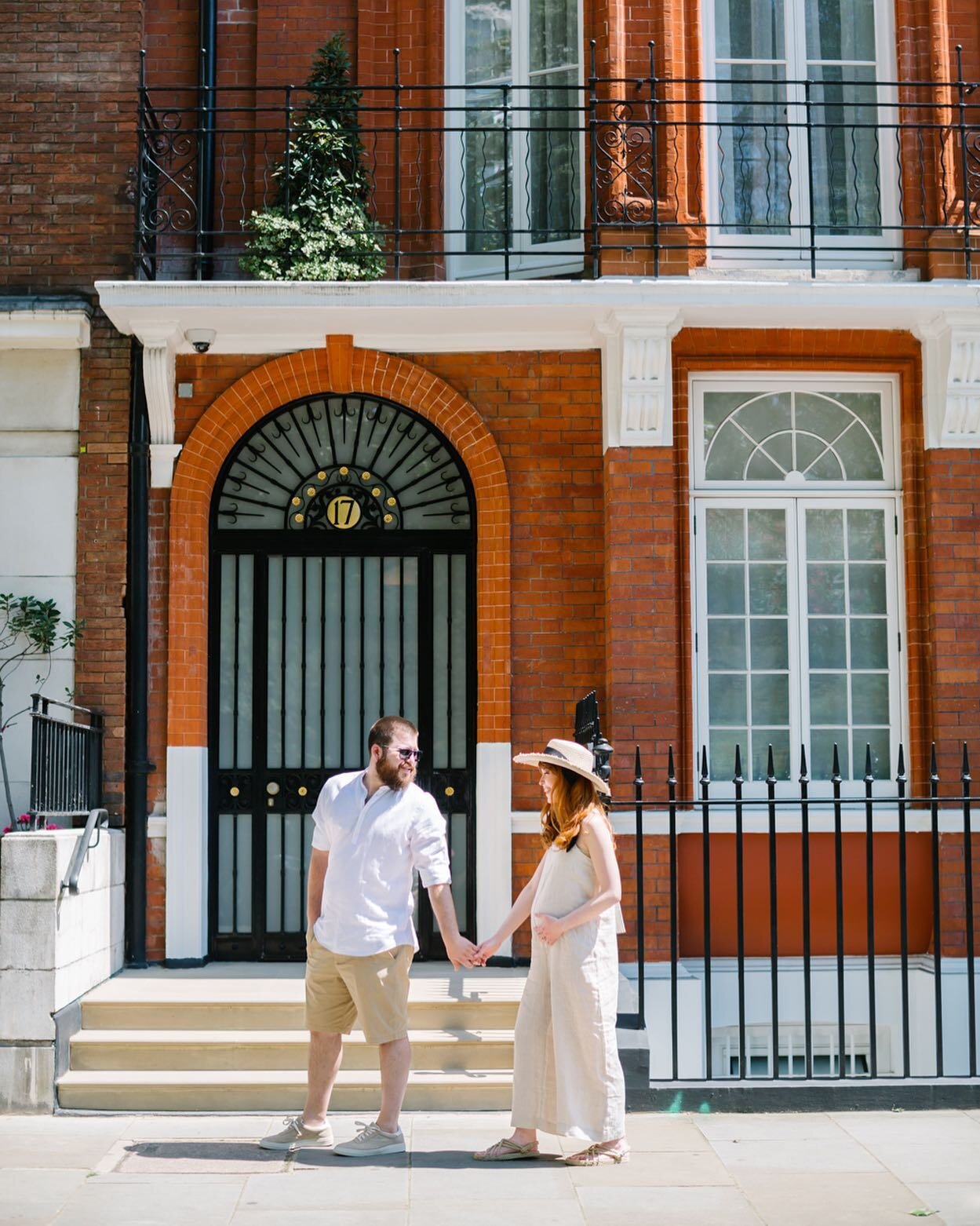 sweet waiting even looks sweeter when london serves as a backdrop with its gorgeous architecture🤩 i cannot wait for the newborn 👶🏼 part of it🤗 #babiesbyyelijoe 
.
.
.
.
.
.
.
.

#pregnancyzone #babycoming #bumpie #preggolife #pregnancydiary #moth