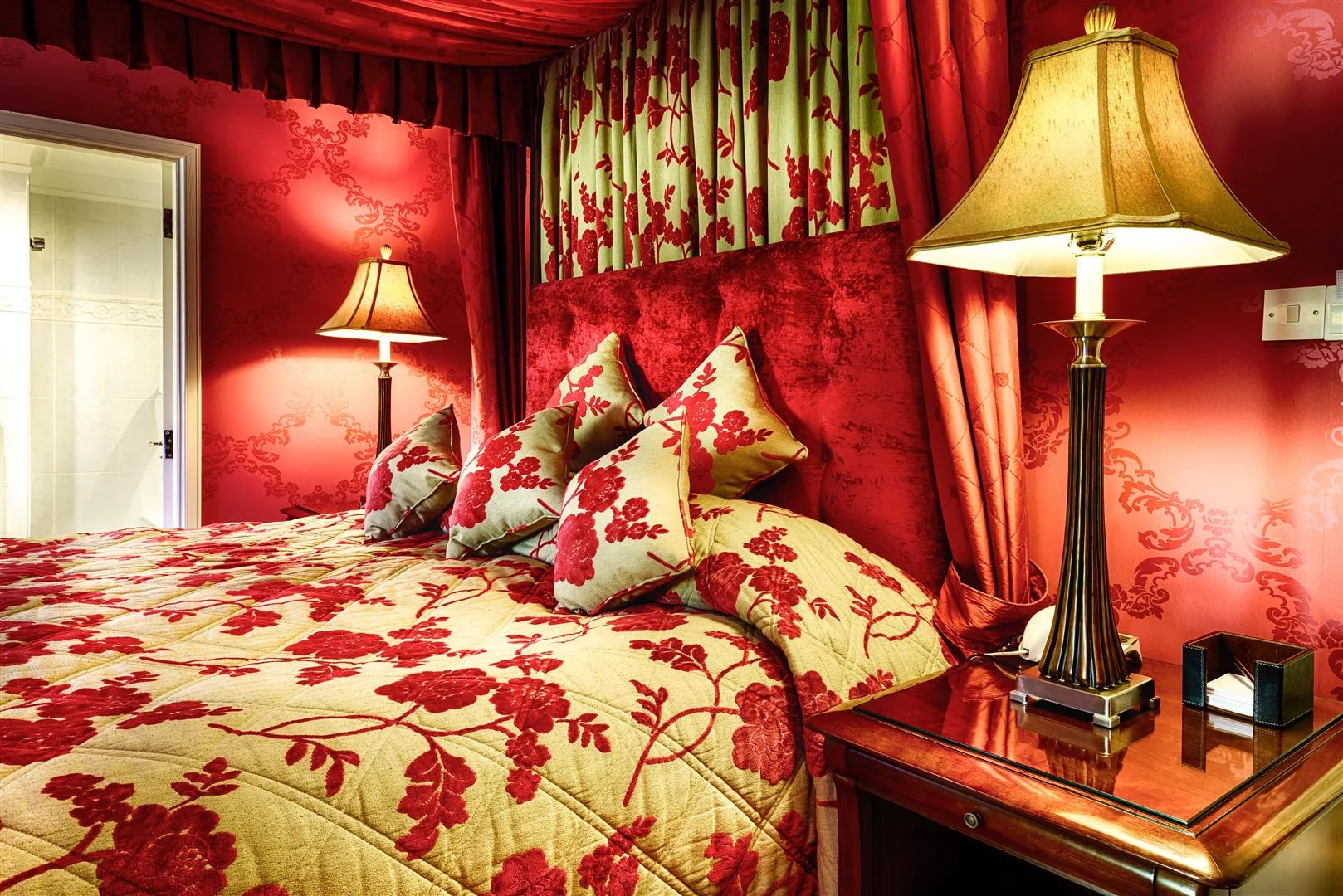 Superior Luxury Accommodation with Four Poster Bed