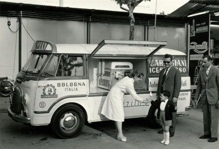 Automezzo+Carpigiani+con+a+bordo+macchina+soft+alla+fieradiBologna,1958ArchivioGelatoMuseum (2).png