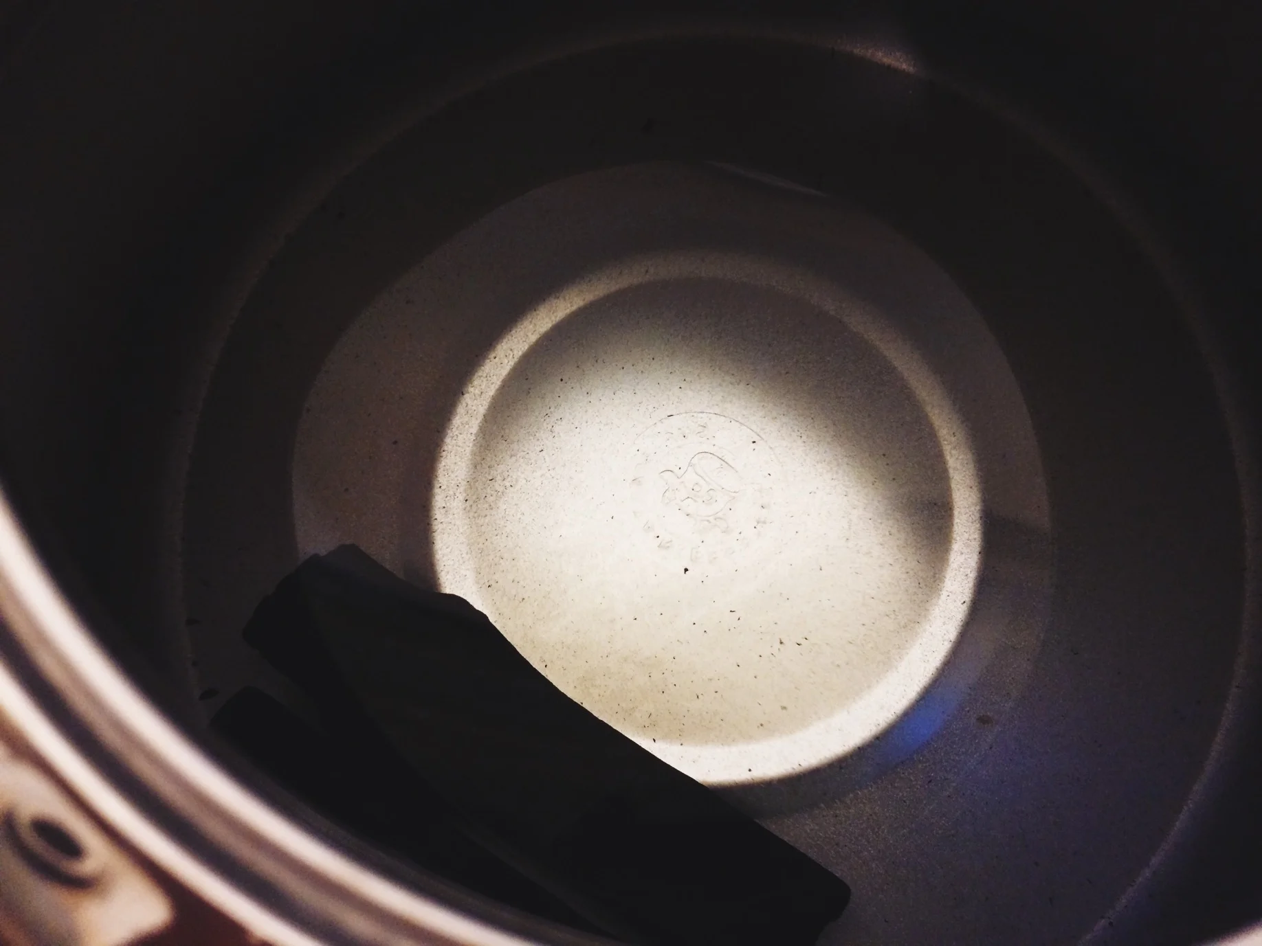 水壺中放乾淨的碳可以過濾