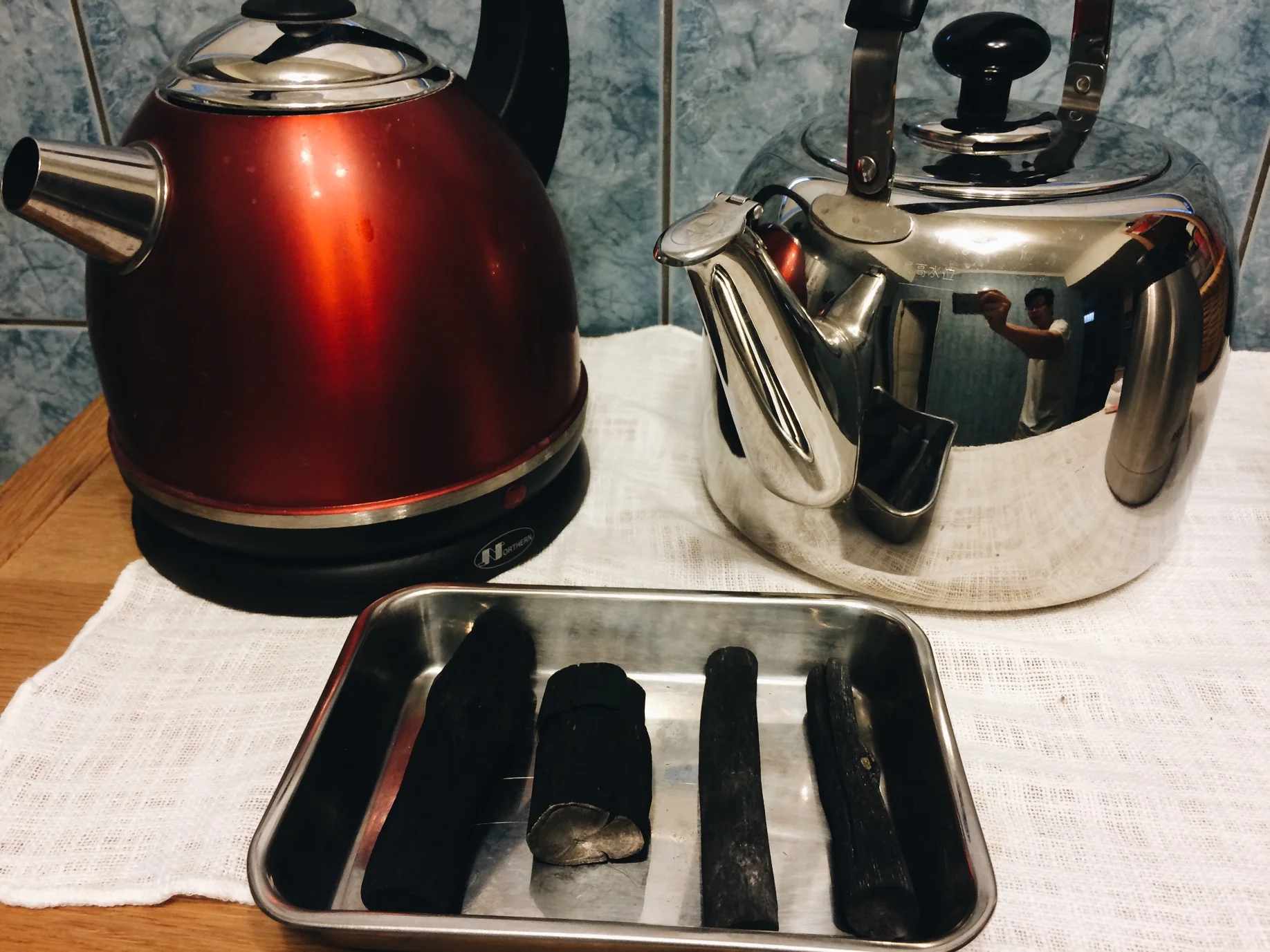 快煮壺和放冷水的煮水壺,家裡隨時備用碳當做替代交換。