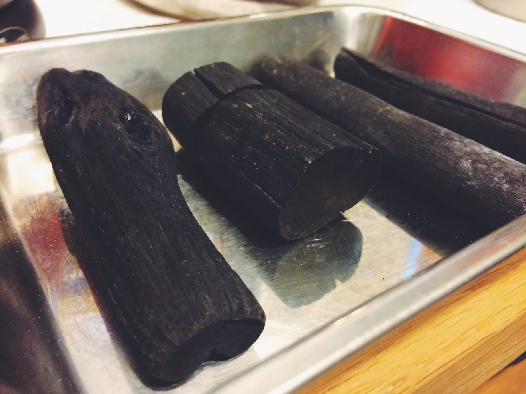 過濾用碳買回來之後清洗乾淨放乾後就可以丟掉水壺中使用,每一個月我會固定取出替換。