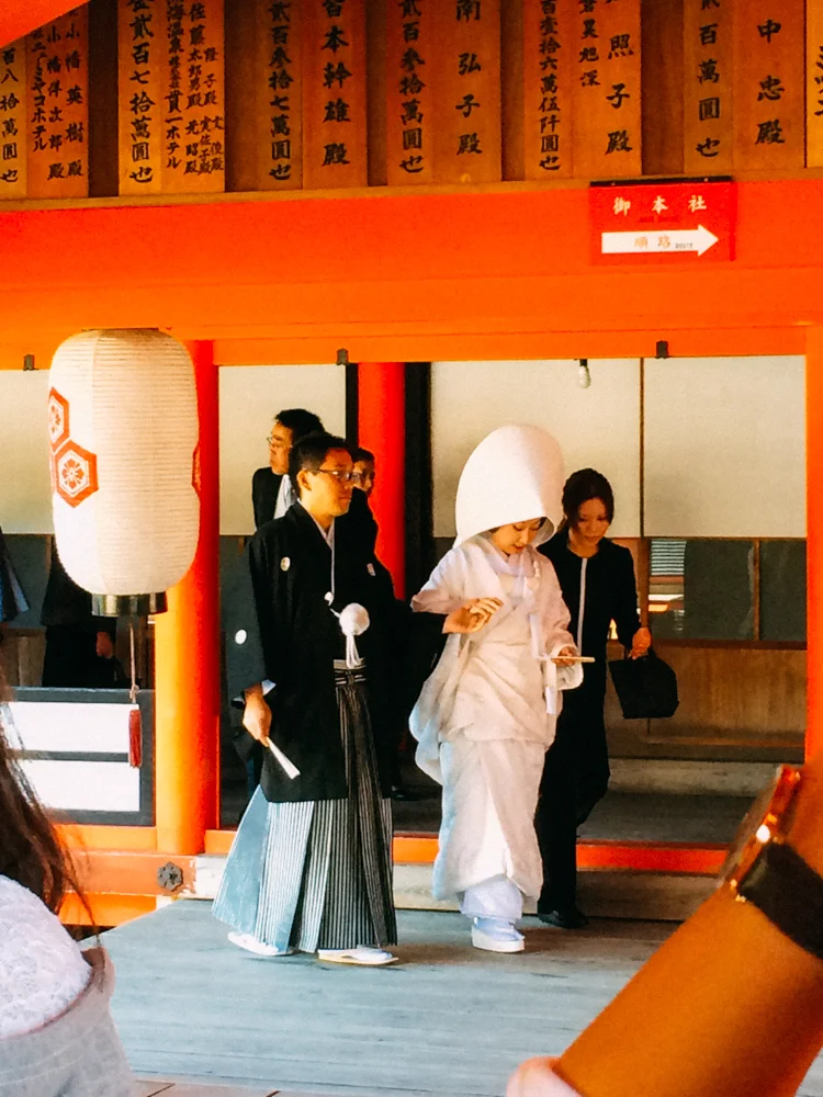 新娘非常緊張,但也難怪,因為超過20多個旅客都在看她啊~