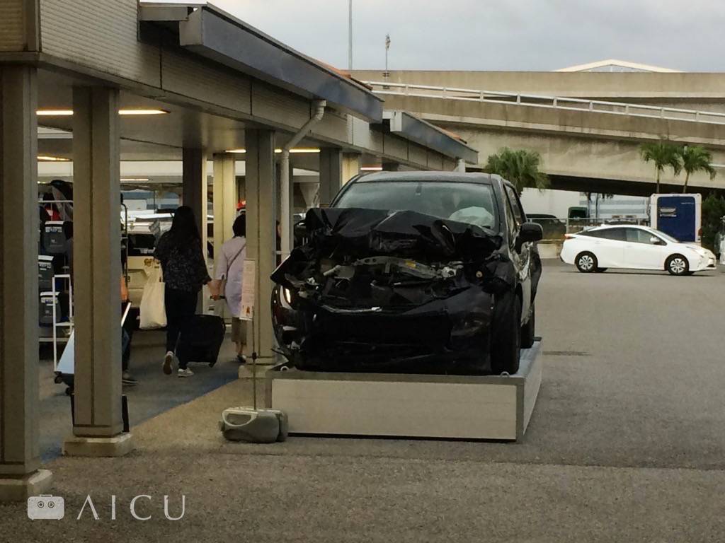 一進來就很醒目的車禍車輛提醒租車者,不過只要確實遵守好交通規則,你會發現開車其實很輕鬆,台灣開車好緊張是因為根本就亂開。