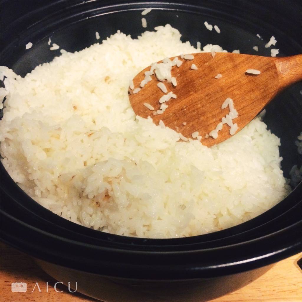 將飯翻鬆,也將多餘的水氣散開。