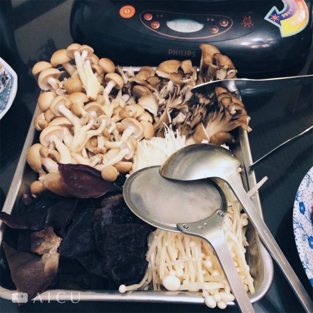 好菇道加木耳,回家途中簡單再多買幾包,配料就有。且高麗菜現在破盤便宜。