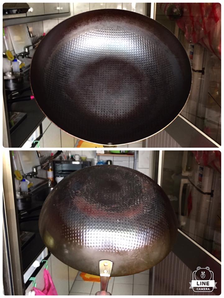 用了快1年。剛開始連爆香都怕得要命,到現在快炒青菜煎肉煎蛋煮肉醬都會了,不怕黏鍋,也很少黏鍋,等下午餐要煎魚煎豆腐,做鍋魚頭豆腐煲暖胃一下。對了還有,這鍋長得如此粗勇是因為才剛陪我做完月子,給月嫂外掛練功整整一個月(果然專業的來等級一下跳好幾級),快炒豬肝腰子透抽煎麻油麵餅黑豆茶,爆炒各式青菜時蔬,日日麻油苦茶油浸潤下變得更黝黑油亮,一種歷經百戰的滄桑感,拿人來比喻,我家這支大概就是鐵鍋界的渡邊謙,是吧!