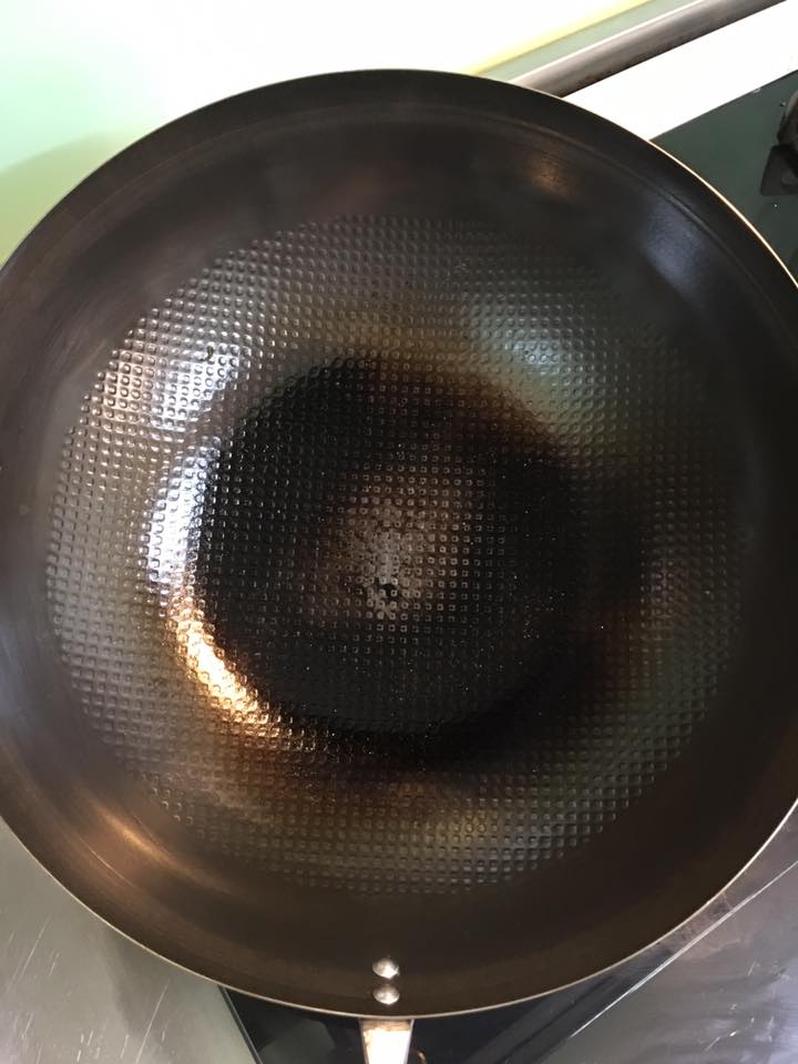 這個是第二個了,第一個炒鍋使用後趕緊拿去給媽媽用,因為真的太輕了,好適合媽媽。11月週年慶有優惠趕緊再下單,用了兩個月,除了炒菜炒飯,我好喜歡拿它來煎蛋,女兒不吃肉,卻好愛吃用炒鍋煎的荷包蛋,她一連能吃四顆蛋呢!邊吃邊說好美味——鍋子把蛋跟油結合的香氣帶出來,是不沾鍋無法做到的,還有用完後烘乾鍋,最喜歡用油養鍋這個動作了,擦完好有成就感,給家人一頓豐盛的晚餐,真的有一個容易上手的鍋子好重要啊。