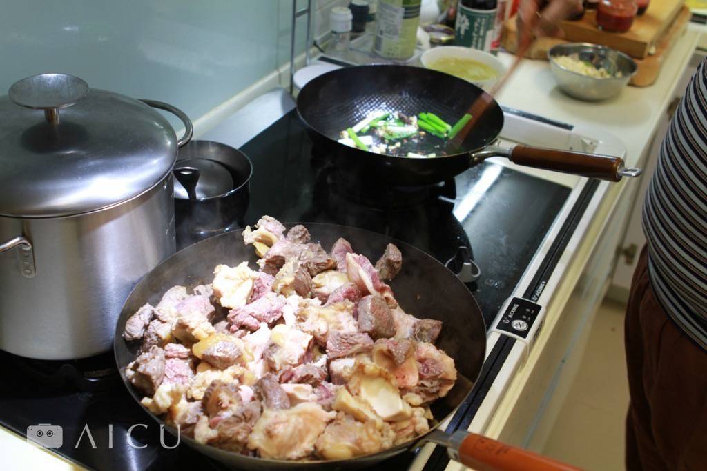 牛肉下去不要一下就翻動,要有耐心確實煎香。