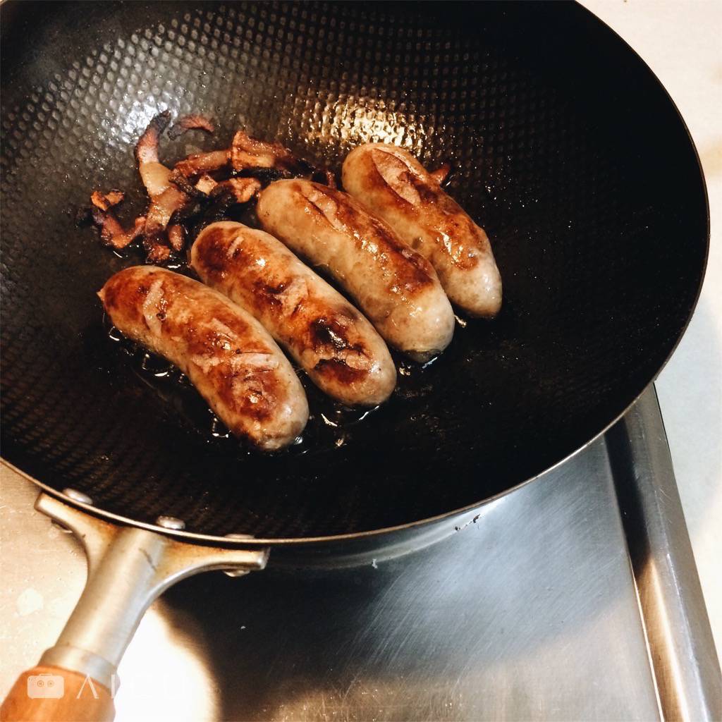 像煎香腸這種多油的料理,對鐵鍋的油份吸收就很快速。
