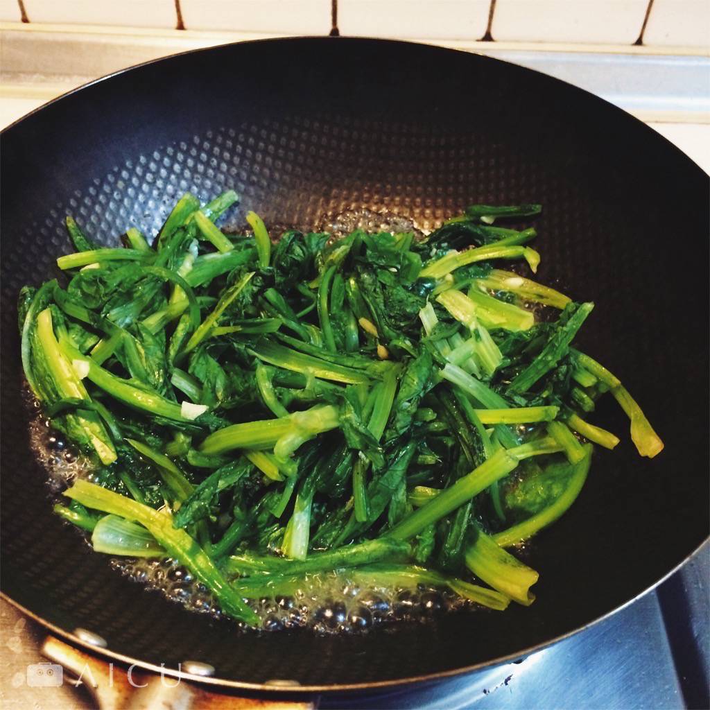 一大盆的青菜炒好會縮水成這樣。