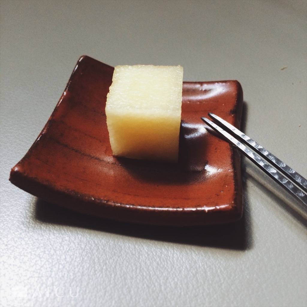 吃來細緻綿密,不像傳統鳳梨超車似的甜,也沒有土鳳梨明顯的酸,味道中間,酸味在後。