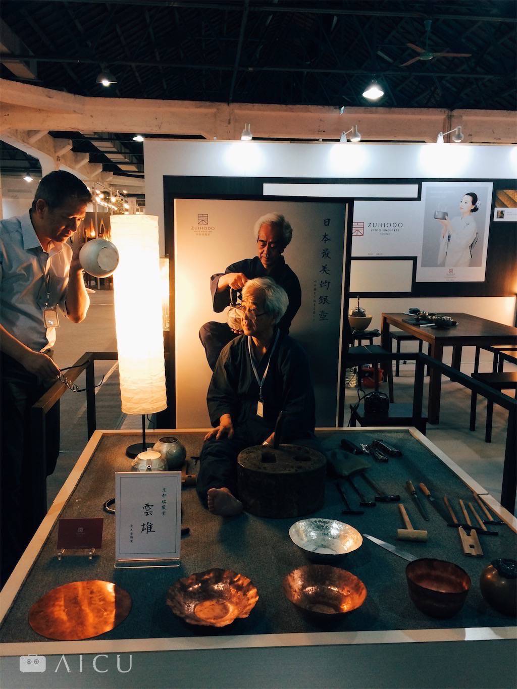 前方是由一銅片如何敲打成壺的展示。