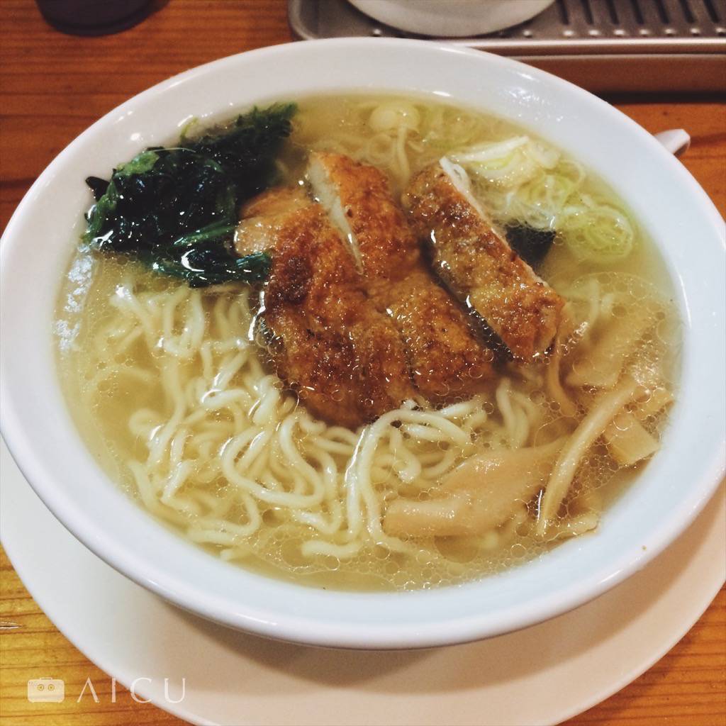 燒烤地雞鹽味拉麵,雖不解雞皮泡湯的美味,可吃來大大緩了一口氣的撫慰。