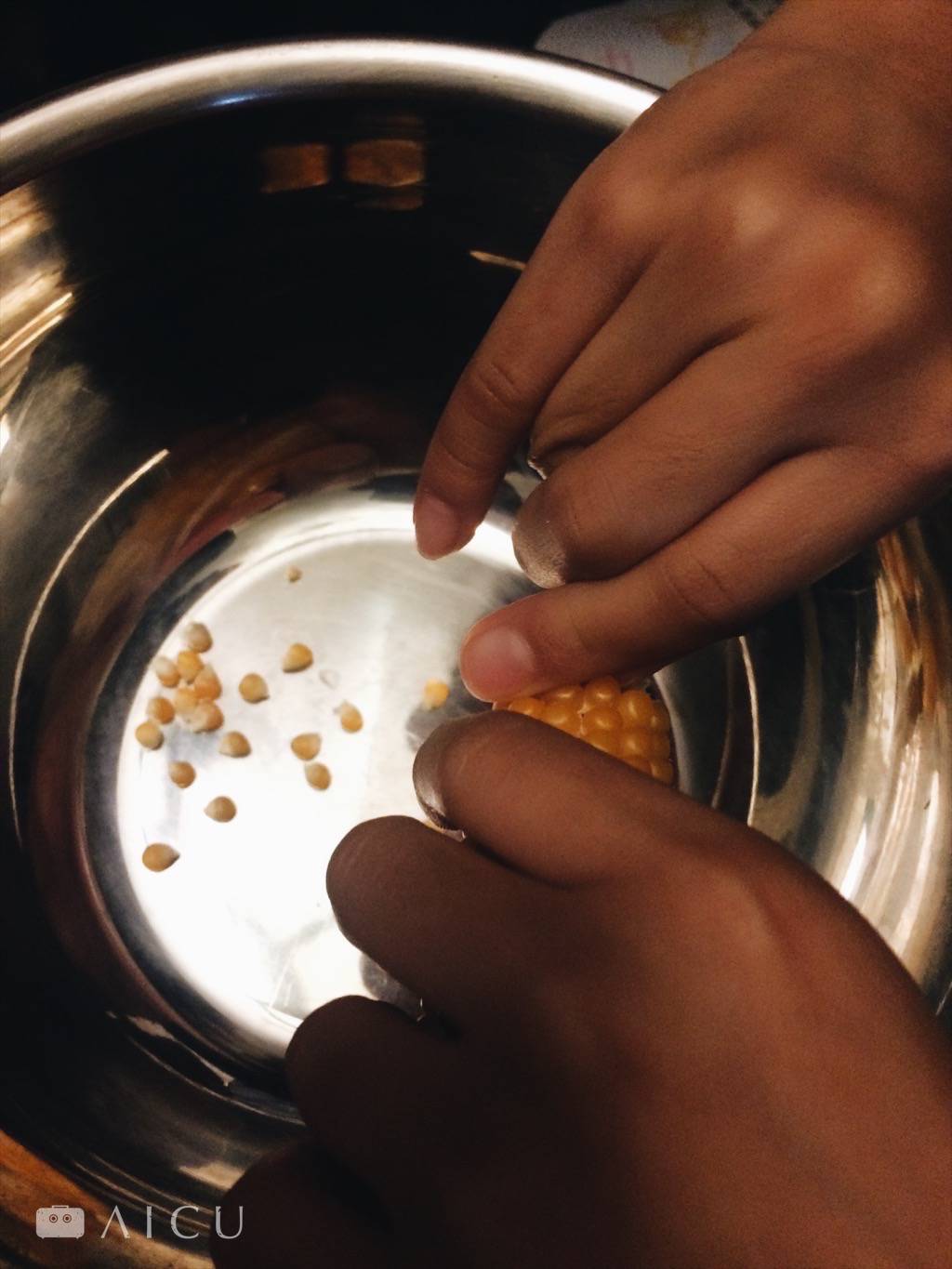 首先要用點力,然後剝了第一顆之後,後面的也就簡單了。